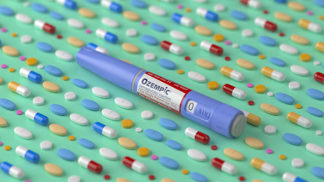 Ozempic injection pen, ideal for visual content related to diet, diabetes management, insulin therapies, & advancements in pharmaceutical solutions.